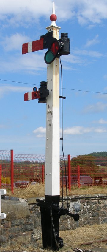 Three quarters front of Rayner Wilson stating signal, Llanuwchllyn, showing home and subsidiary arm, 16 July 2015