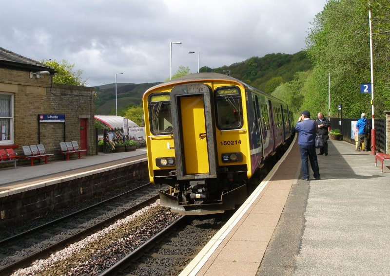 Second train on Todmodern curve arrives at Todmorden formed of 4 cars, led by 150.214