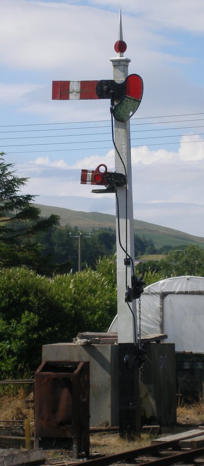 Front of 1912 home signal, Llanuwchllyn, 16 July 2015. Note replacement subsidiary arm and painting of the main arm.