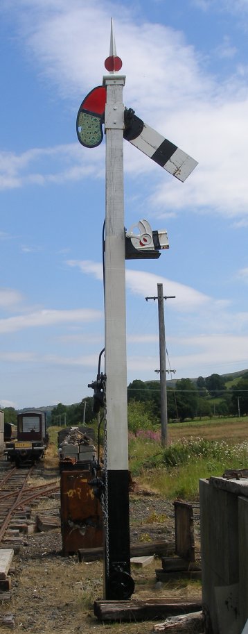 Rear of 1912 home signal, Llanuwchllyn, 16 July 2015