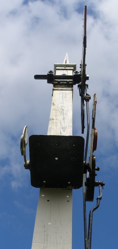 L&YR 1912 signal at Llanuwchllyn, Bala Lake Railway 16 July 2015 showing spindle detail. Note the white sleeve to which the spindle bracket is attached, and was created when the signal was re-posted 