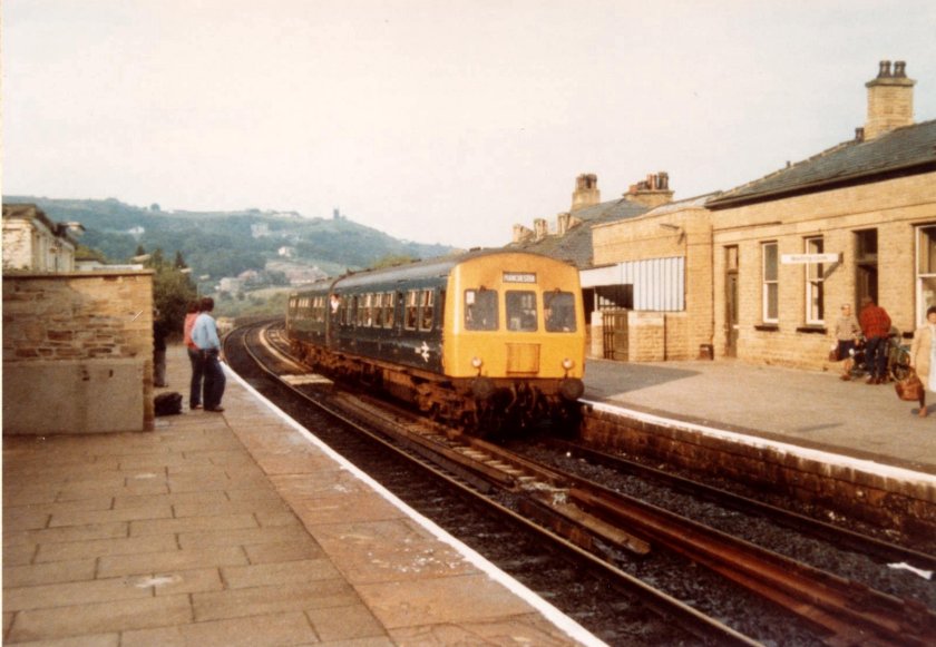 Metro-Cammell Class 101 E51433+51498 (HS) arrive at Todmorden at 17:45 with the Leeds - Manchester Victoria service on 27 July 1980.