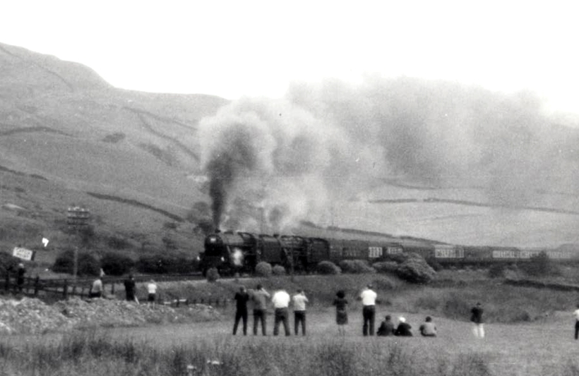 Stanier Black 5s 44871 and 44894 approaching Copy Pit summit on 4 August 1968 with 1Z69, a Stephenson Locomotive Society (Midland Area)
Farewell to Steam No.2 special originating at Birmingam New Street, and due to pass Copy Pit at approximately 13:21 hrs, but actually arriving there at 14:08.5hrs.