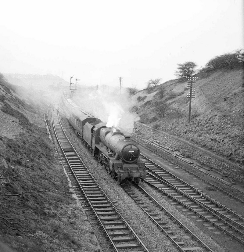 45695 BR (LMS) Stanier Jubilee 45695 'Minator' passes Goose Hill Junction, Normanton, on 11 December 1960