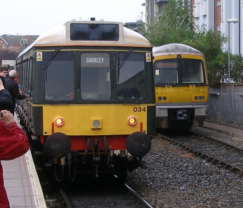 121034 sitting in Platform 1 at Aylesbury awaiting departure at 17.39 hrs to Princes Risborough on 18 May 2017.