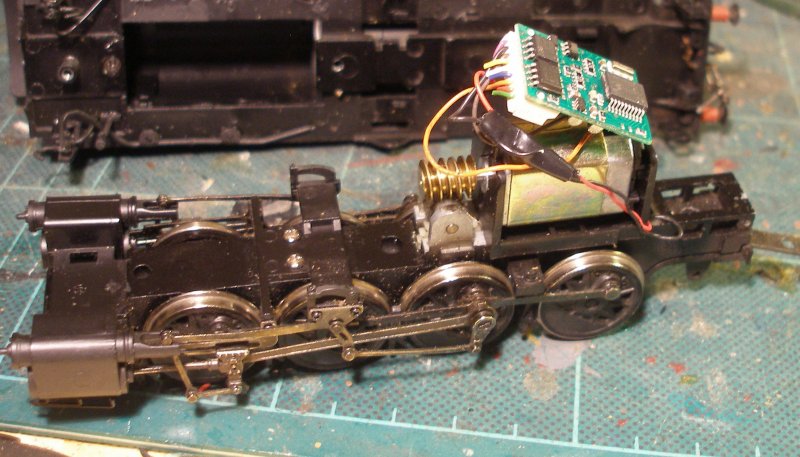 The original Lenz 1025 seen as hard wired into a Bachmann WD Austerity 2-8-0 above the motor.