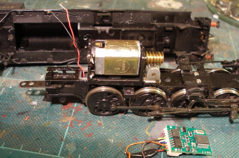 Bachmann WD Austerity 2-8-0 showing the small circuit board on top of the motor removed and the red and black wires from the pick-ups tinned ready to be soldered to the wires from the new decoder.