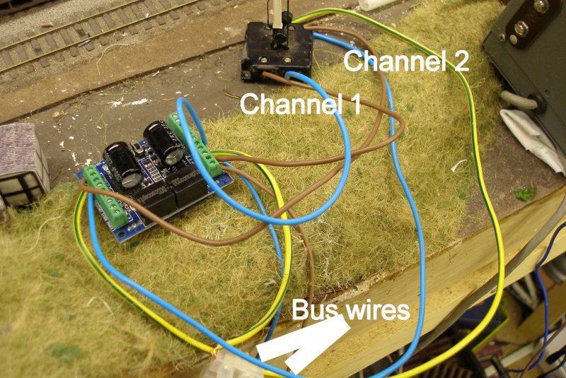 Cobalt ADS-2fx showing wired to power a Hornby Dublo 2-arm semaphore signal.