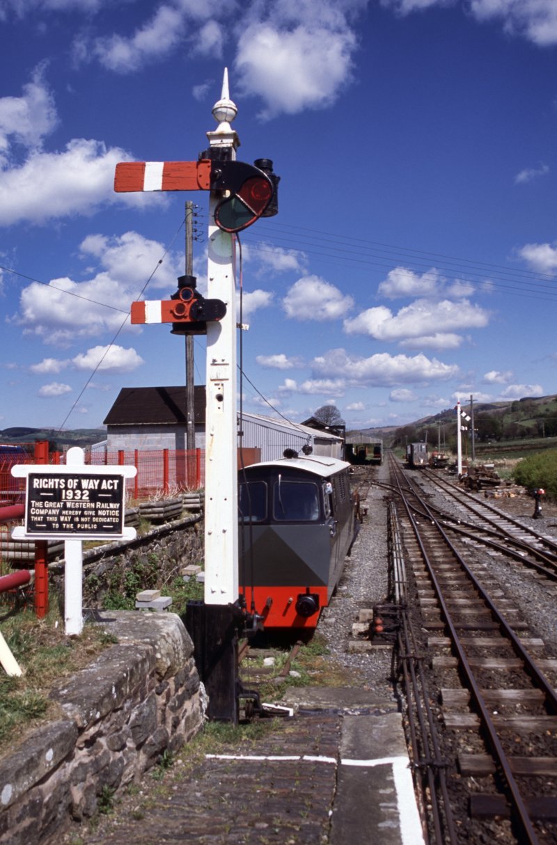 Geoff Cryer photgraphed the signal again, after it was repainted, on 05 May 2002