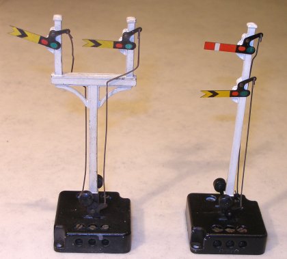 Hornby Dublo electric bracket signal (distant) and electric Home and Distant signal