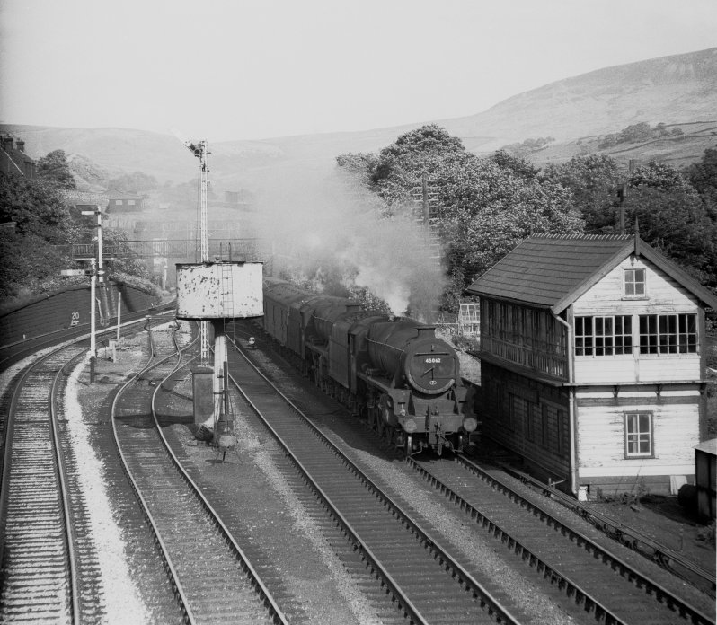 The Red Bank empty vans in full flight with Black 5s 45062 (9J Agecroft) + an unknwon class member pass through Hall Royd Junction, Todmorden with 3M30, the 07.50 Heaton – Red Bank empty vans. Taken at 17.30 on Saturday 28 August 1965.  Photo by E F Bentley, copyright J K Wallace