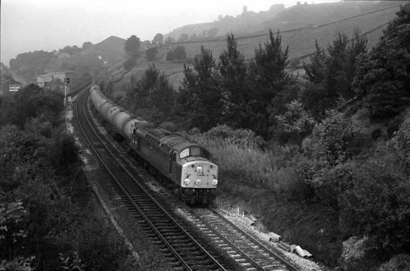Class 40 40118 at Horsfall Tunnel with east-bound tanks