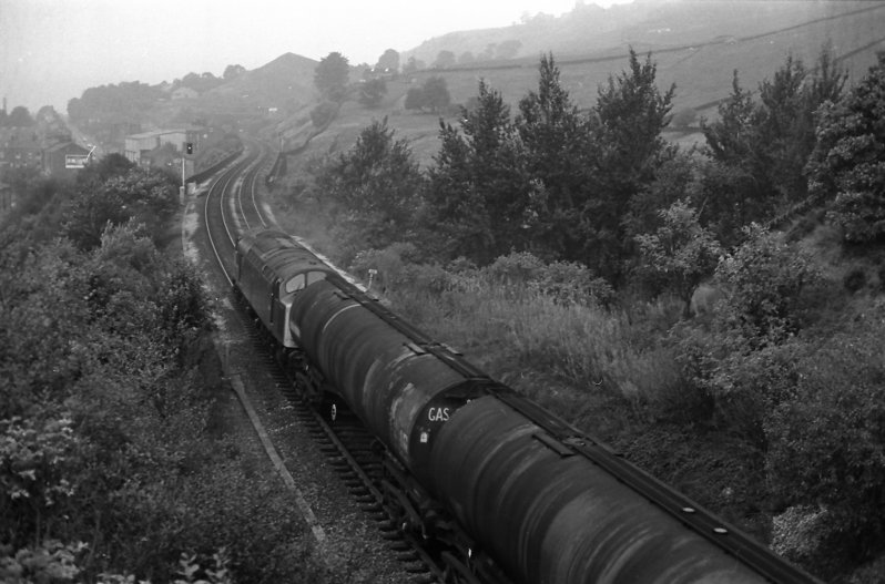 Class 40 40195 heads westwards at Horsfall Tunnel Todmorden on 28 September 1983