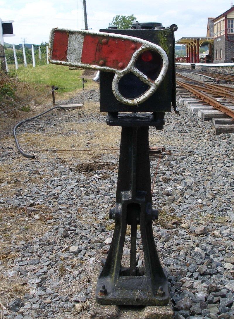 LNWR miniature ground signal front at Llanuwchllyn Station, Bala Lake Railway, 16 July 2015.