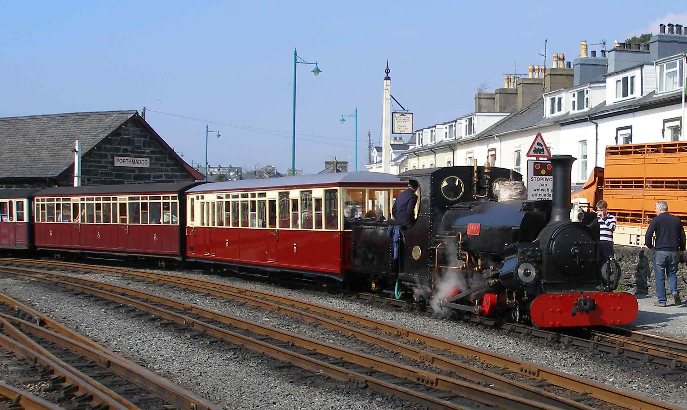 'Linda' on pull-back duty. This was her first movement hauling passengers since her overhaul.