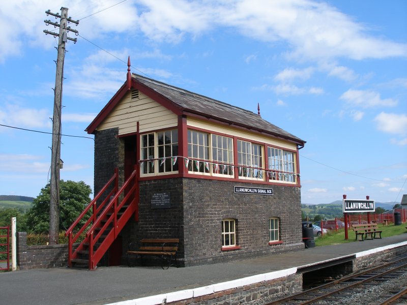 Llanuwchllyn Signal Box 16 July 2015: three quarters front view