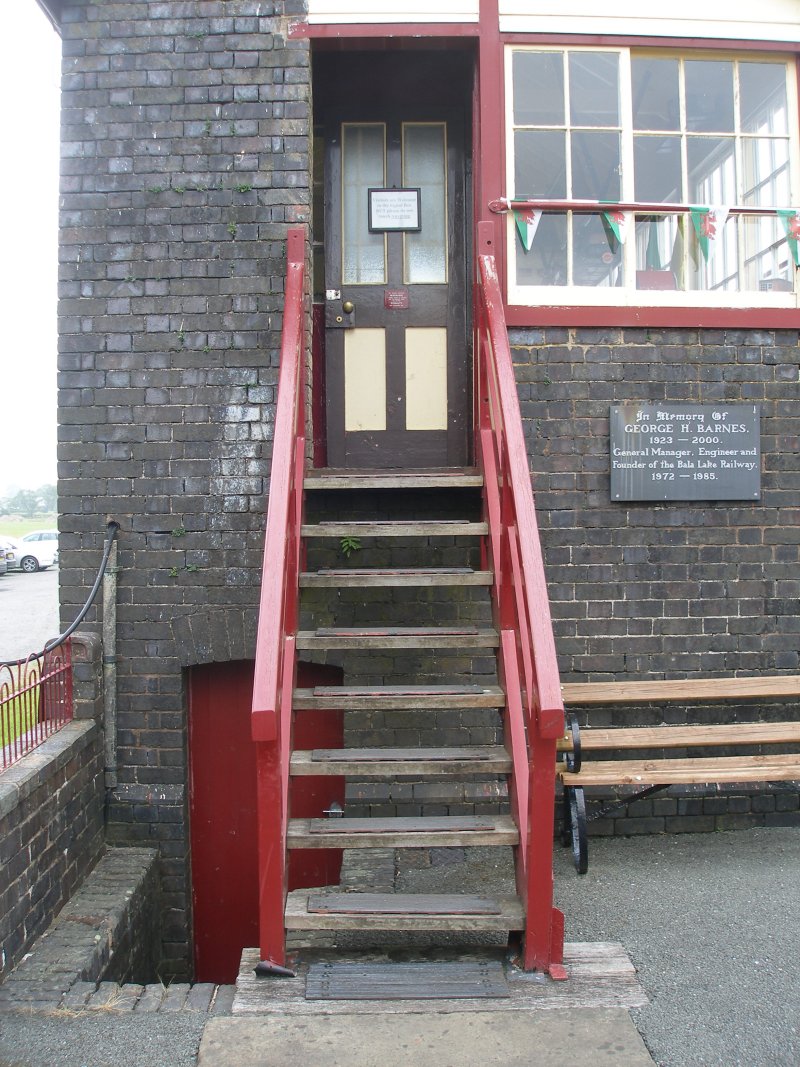 Llanuwchllyn Signal Box 16 July 2015: full frontal view of steps