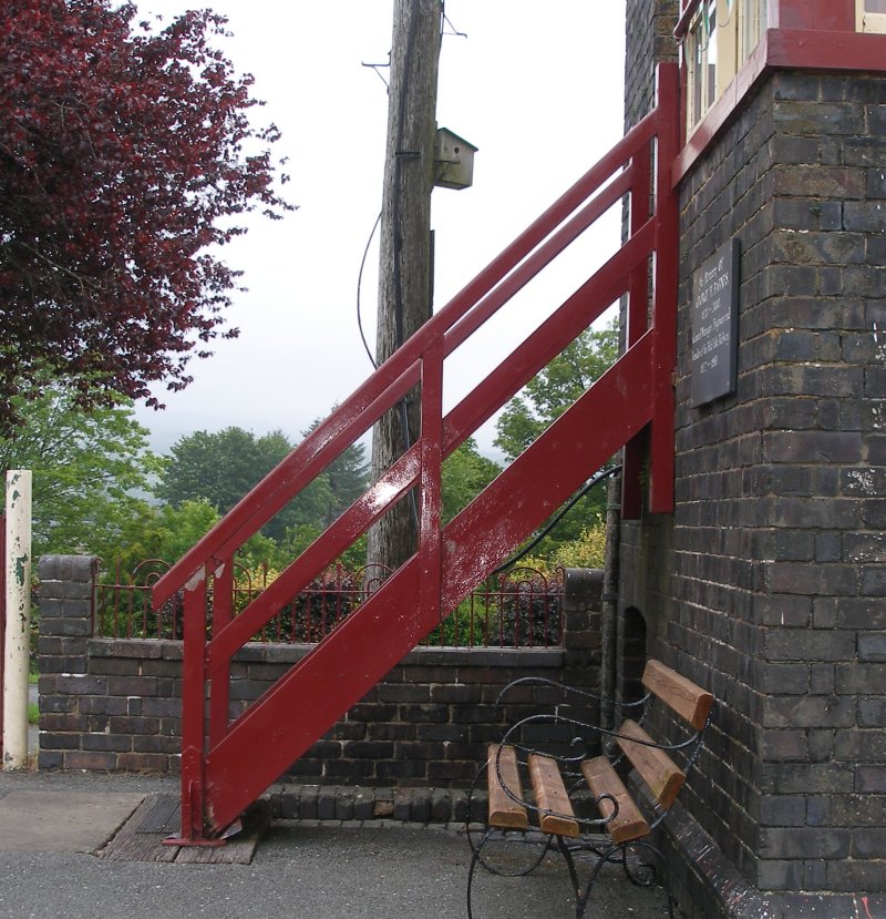 Llanuwchllyn Signal Box 16 July 2015: side view of steps