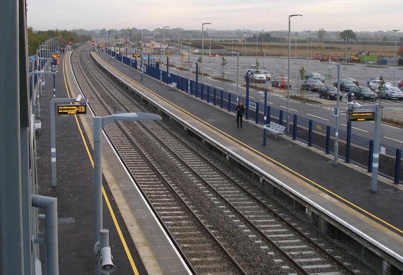 Oxford Parkway Sunday 25 October 2015: platforms from the footbridge looking towards London.