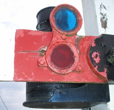 Close-up view of front of Rayner Wilson subsidiary arm on LYR signal, Bala Lake Railway 16 July 2015 showing how the metal spectacle plate is only held on by one screw, and that it has rotated in an anti-clockwise direction.