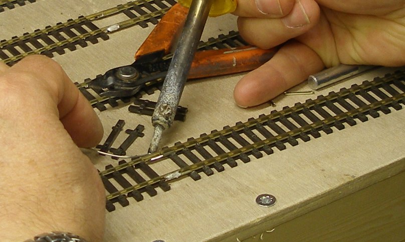 Joining of Peco Steamline Code 70 and Peco Code 100: Soldering the second rail to its fishplate