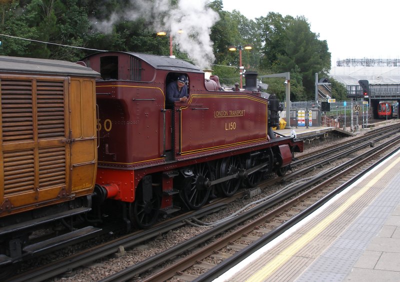 Small Praire 5521 in Metropolitan Livery as L.150 stands in Harrow-on-the-Hill Station on 13 September 2015